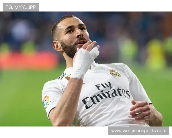 足球球星自拍动作详解：解锁明星背后的拍摄技巧与创意瞬间